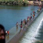 EE.UU. reabre el paso fronterizo con México tras crisis de migrantes