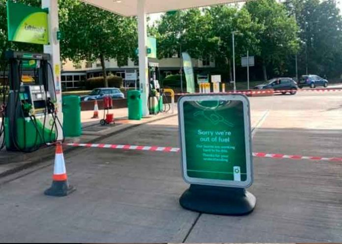 Cierran varias gasolineras en Reino Unido por escasez de combustible
