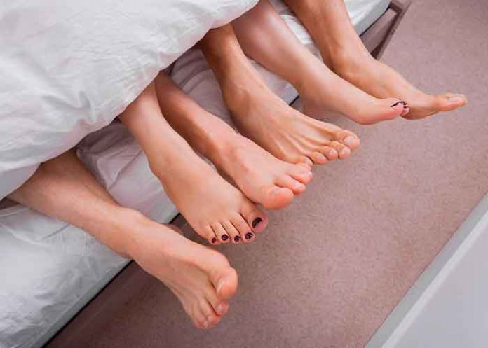 Polémica relación: Marido permite a su mujer que esté con otros hombres