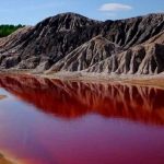 ¡Apocalíptico! Estanque se tiñe de rojo en Jordania y causa alarma