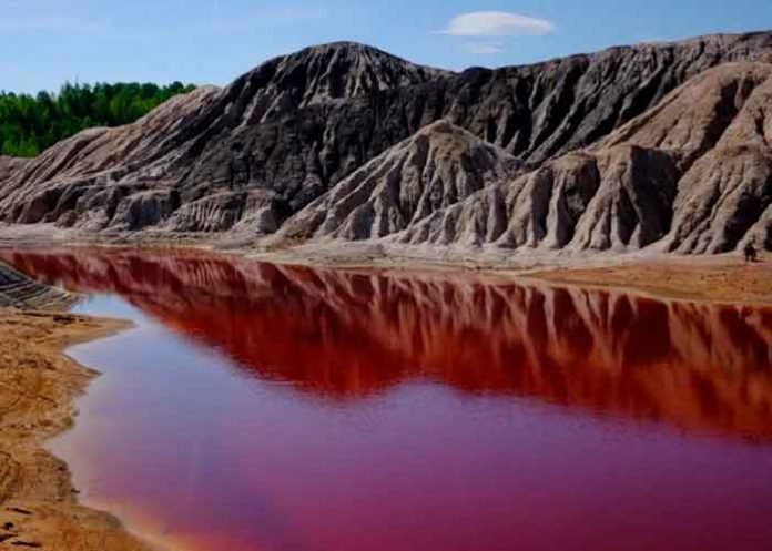 ¡Apocalíptico! Estanque se tiñe de rojo en Jordania y causa alarma