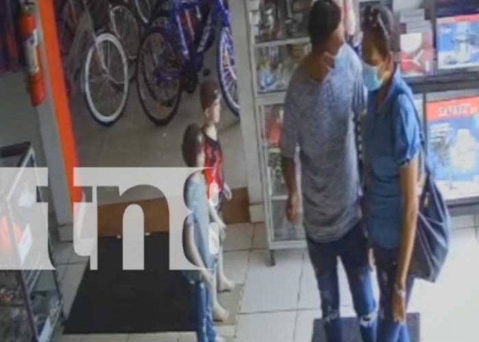 Robo descarado de celular en un negocio de Carazo
