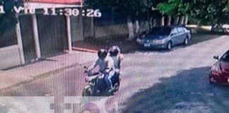 Delincuentes a punta de pistola roban motocicleta en la Colonia 10 de Junio