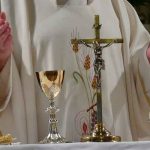 ¡Clase bendición! Párroco usaba el dinero de ofrendas para orgías sexuales ¡Clase bendición! Párroco usaba el dinero de ofrendas para orgías sexuales