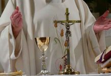 ¡Clase bendición! Párroco usaba el dinero de ofrendas para orgías sexuales