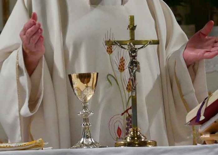 ¡Clase bendición! Párroco usaba el dinero de ofrendas para orgías sexuales