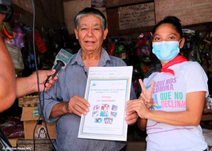 Entrega de títulos de viviendas