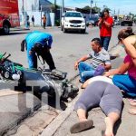 Motociclista lesionada al ser catapultada por camioneta en Managua Motociclista lesionada al ser catapultada por camioneta en Managua