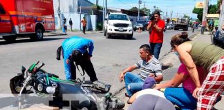 Motociclista lesionada al ser catapultada por camioneta en Managua