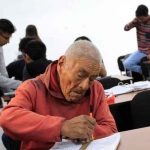 ¡Nunca es tarde! A sus 85 años abuelito se graduó como ingeniero ¡Nunca es tarde! Se graduó como ingeniero y ahora quiere la maestría