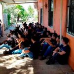 Detiene a casi 100 indocumentados en casas de seguridad en Texas