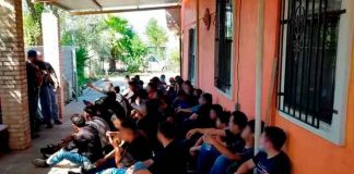 Detiene a casi 100 indocumentados en casas de seguridad en Texas