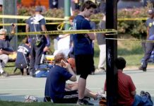Tiroteo deja un estudiante herido en una escuela de secundaria en EE. UU. Varias personas en el lugar donde se produjo el tiroteo