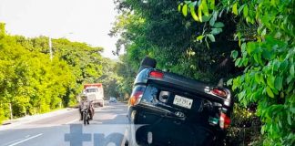 Conductor ileso tras volcarse en el km 9.5 de la Carretera Sur en Managua