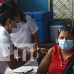 Centenares de nandaimeños mayores de 30 se vacunan contra el COVID-19 Jornada de vacunación contra el COVID-19 a mayores de 30 años en Nandaime