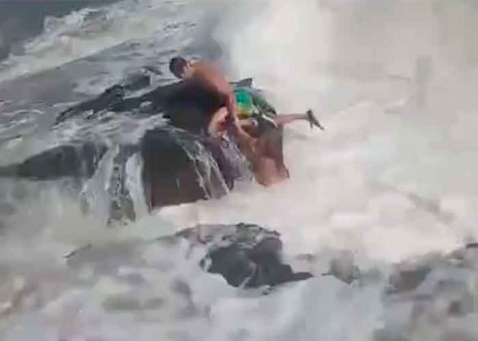 ¡De terror! Graba cómo su esposo muere salvando a otra mujer (VIDEO)