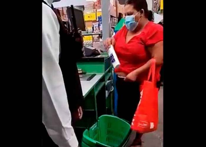 Captan robando en un supermercado a una señora en Guatemala