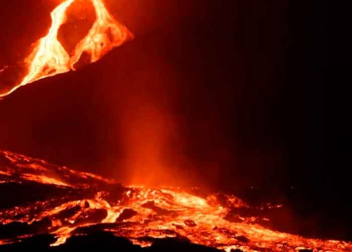 Impresionante: Lava del volcán Cumbre Vieja llega al mar