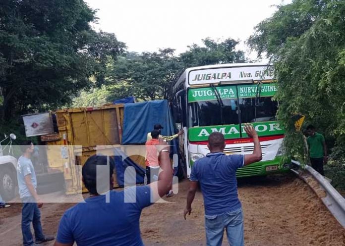 Vuelco de camión con productos para cerveza en Chontales