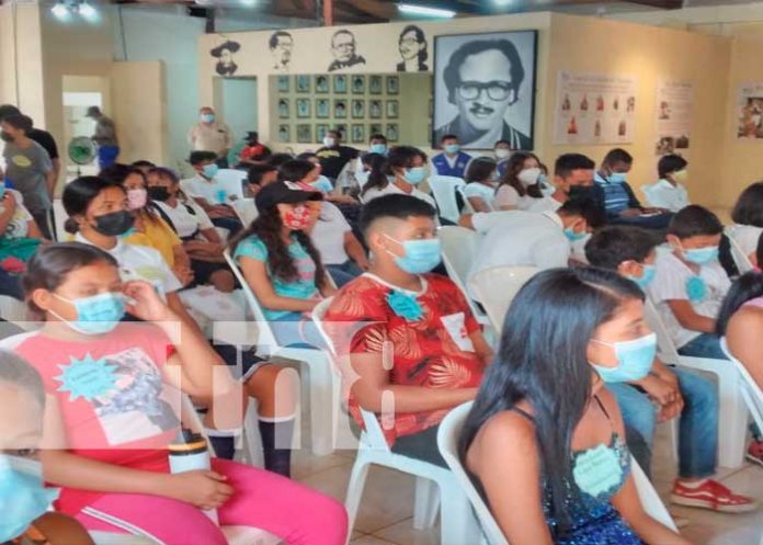 Imagénes de la charla en los estudiantes