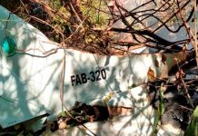 Seis funcionarios de salud mueren al estrellarse una avioneta militar en Bolivia Seis funcionarios de salud muertos al estrellarse una avioneta militar en Bolivia.