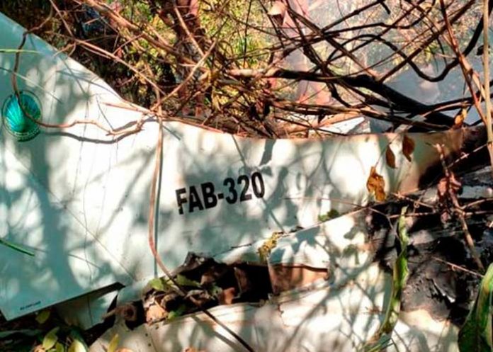 Seis funcionarios de salud muertos al estrellarse una avioneta militar en Bolivia.