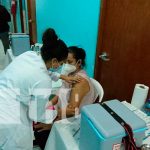Personas mayores de 30 años recibieron la vacuna contra el COVID-19