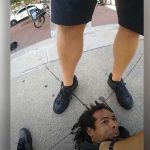 Un policía de EE.UU pisotea la cabeza de un afroamericano esposado