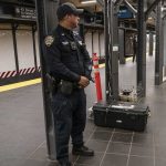 Policías empujan del metro a un hombre que les pidió usar tapabocas (VIDEO) Policías sacan a empujones del metro a un hombre que les pidió usar tapabocas (VIDEO)