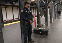 Policías empujan del metro a un hombre que les pidió usar tapabocas (VIDEO) Policías sacan a empujones del metro a un hombre que les pidió usar tapabocas (VIDEO)