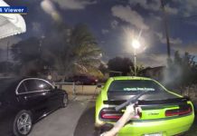 Esto ocurrió cuando la dueña de la casa respondió sacando un arma