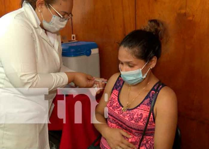 1 Mujeres embarazas se inmunizan contra el COVID-19 en Managua