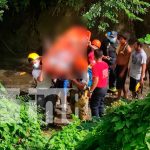 Hombre en estado de ebriedad cae al fondo de un cauce