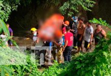 Hombre en estado de ebriedad cae al fondo de un cauce
