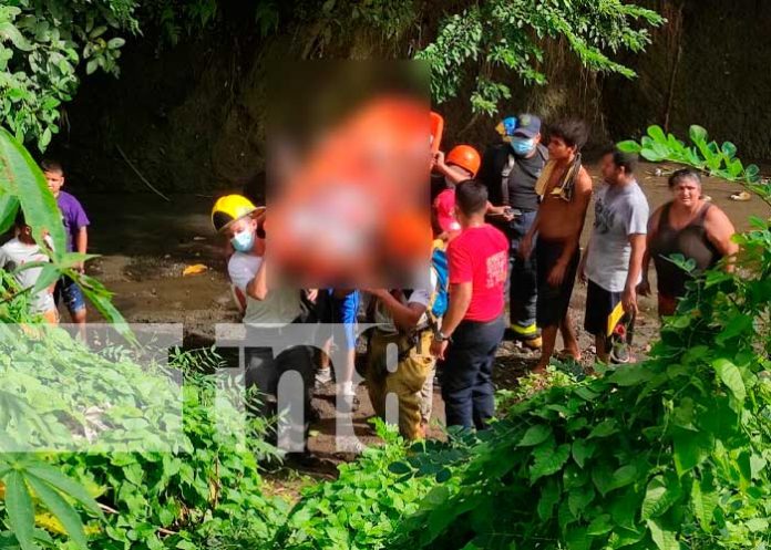 Hombre en estado de ebriedad cae al fondo de un cauce