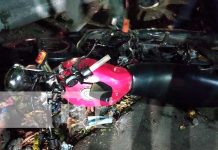 Motociclista embiste a mujer al realizar una mala maniobra al conducir