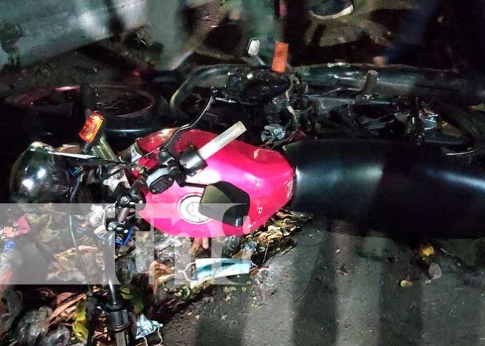 Motociclista embiste a mujer al realizar una mala maniobra al conducir