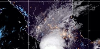 El huracán Rick toca tierra en el estado mexicano de Guerrero