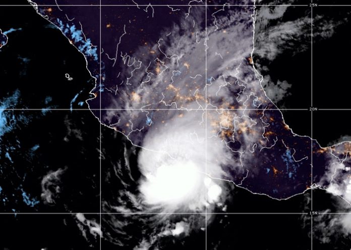 El huracán Rick toca tierra en el estado mexicano de Guerrero