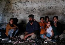 Una familia afgana vende a su bebé para evitar morir de hambre.