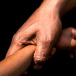 Menores de edad eran abusada sexualmente por padre degenerado en Colombia Padre degenerado abusaba de su hija y sus hijastras menores de edad en Colombia.