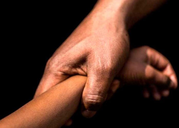 Padre degenerado abusaba de su hija y sus hijastras menores de edad en Colombia.