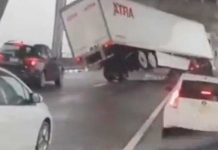 En un puente de California, vientos del ciclón ‘Bomba’ derriban dos camiones (VIDEO) Puente de California, vientos del ciclón 'Bomba' derriban dos camiones (VIDEO)