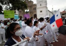 Enfermeras de Panamá exigen en una manifestación el cumplimiento de promesa salarial Enfermeras de Panamá exigen en una manifestación el cumplimiento de promesa salarial.