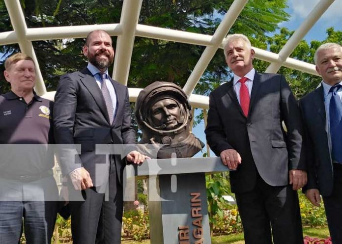 Realizan develación del busto en honor al cosmonauta Yuri Gagarin