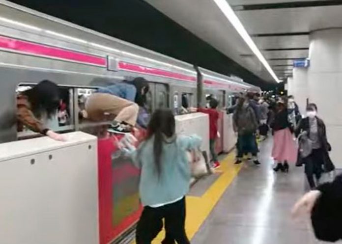 1 Unos 15 heridos en un ataque en un tren de Tokio en la jornada electoral
