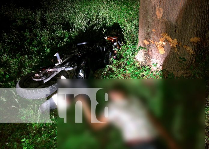 Motociclista pierde el control y se estrella contra un árbol en Juigalpa, Chontales