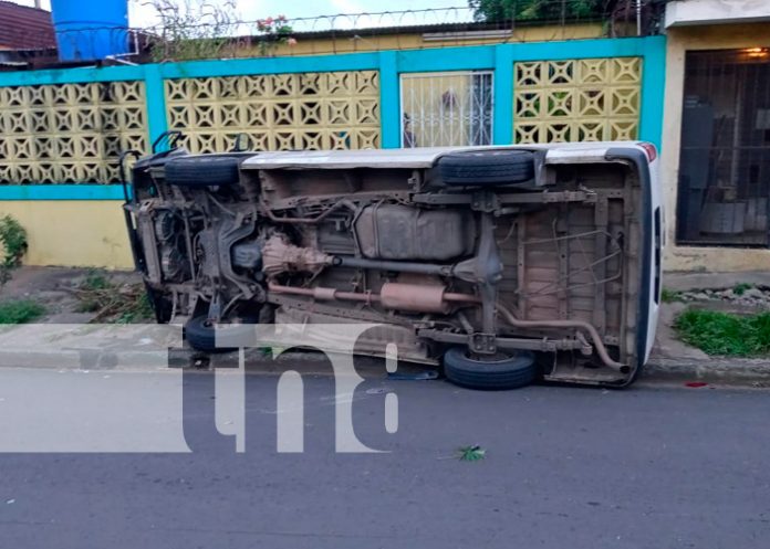 Motociclista gravemente lesionado al ser arrollado por un microbús