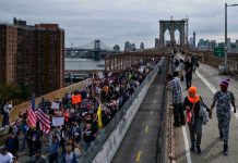 Bomberos protestan en Nueva York contra la vacunación obligatoria Bomberos protestan en Nueva York contra vacunación obligatoria