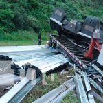 Rastra cargada de perlines quedo volcada en la Cuesta La Cucamonga, Estelí